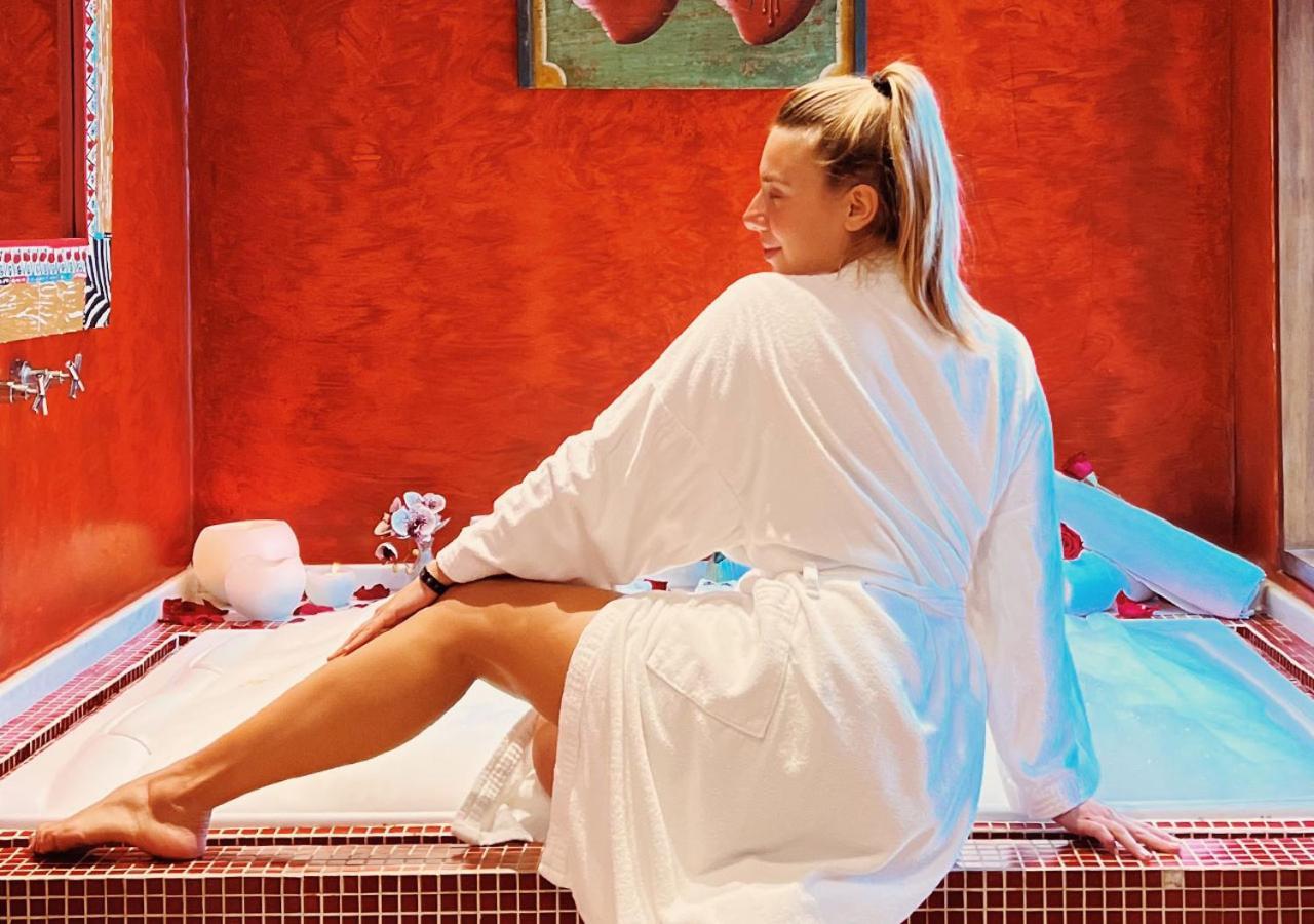Dpny Beach Hotel & Spa Ilhabela Eksteriør bilde A woman wearing a bathrobe
