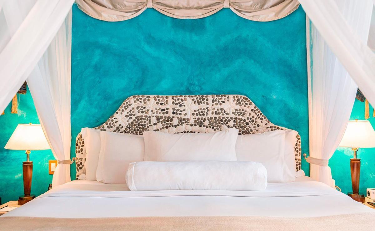 Dpny Beach Hotel & Spa Ilhabela Eksteriør bilde A bed with a headboard