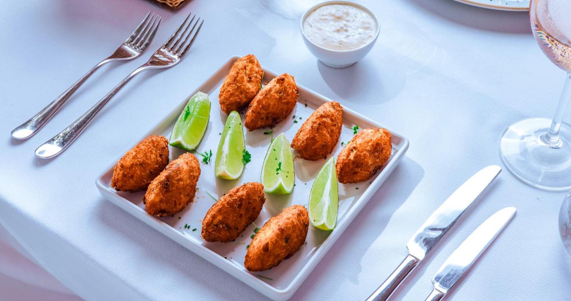 Dpny Beach Hotel & Spa Ilhabela Eksteriør bilde Crab cakes